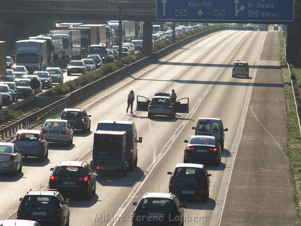 VU A4 Rich Olpe anschliessend Reifen auf Fahrbahn Rich Aachen P24.JPG